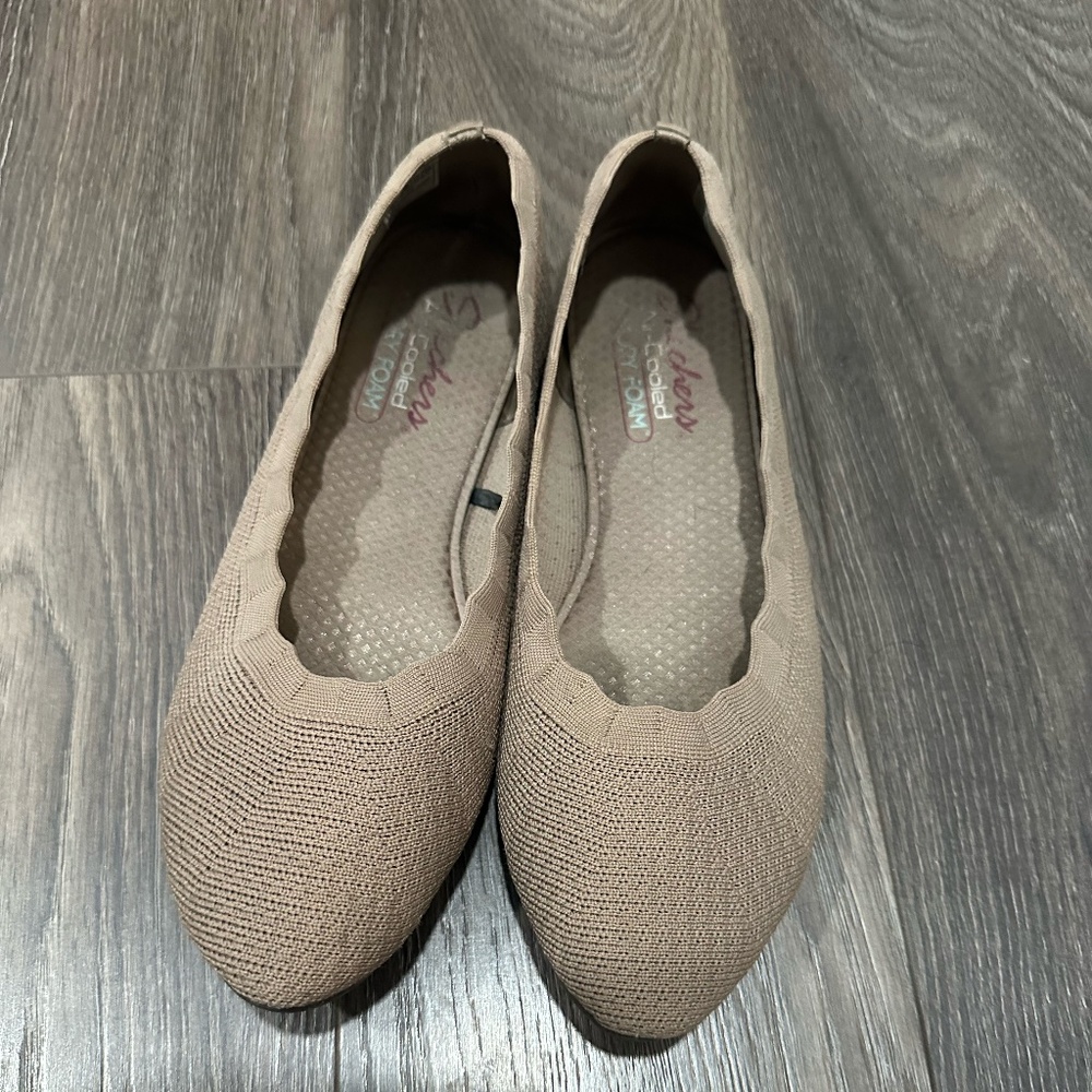 SKECHERS AIR COOLED MEMORY FOAM FLATS - SIZE 10 - TAUPE
